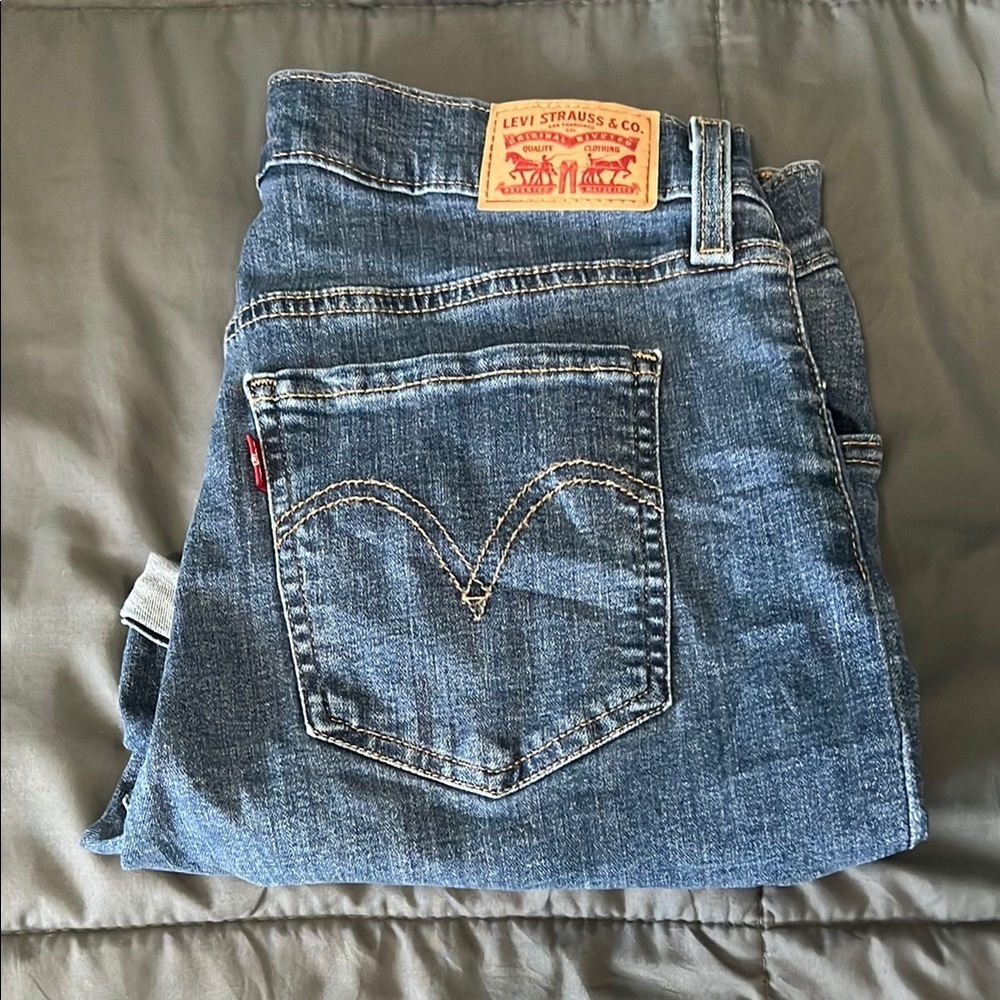 Levi’s Mid Length Shorts Medium Wash Size 30